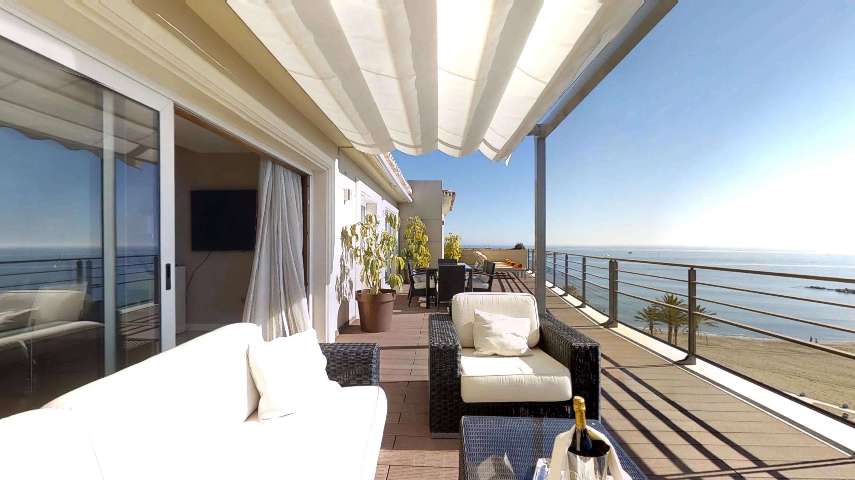 Hotel Vincci Seleccion Aleysa Benalmádena Esterno foto A balcony with a retractable awning