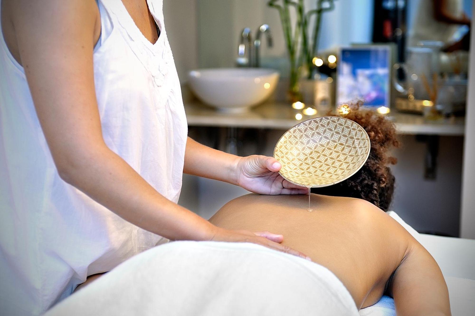 Hotel Vincci Seleccion Aleysa Benalmádena Esterno foto A practitioner performing a massage with a flower of life massage stone