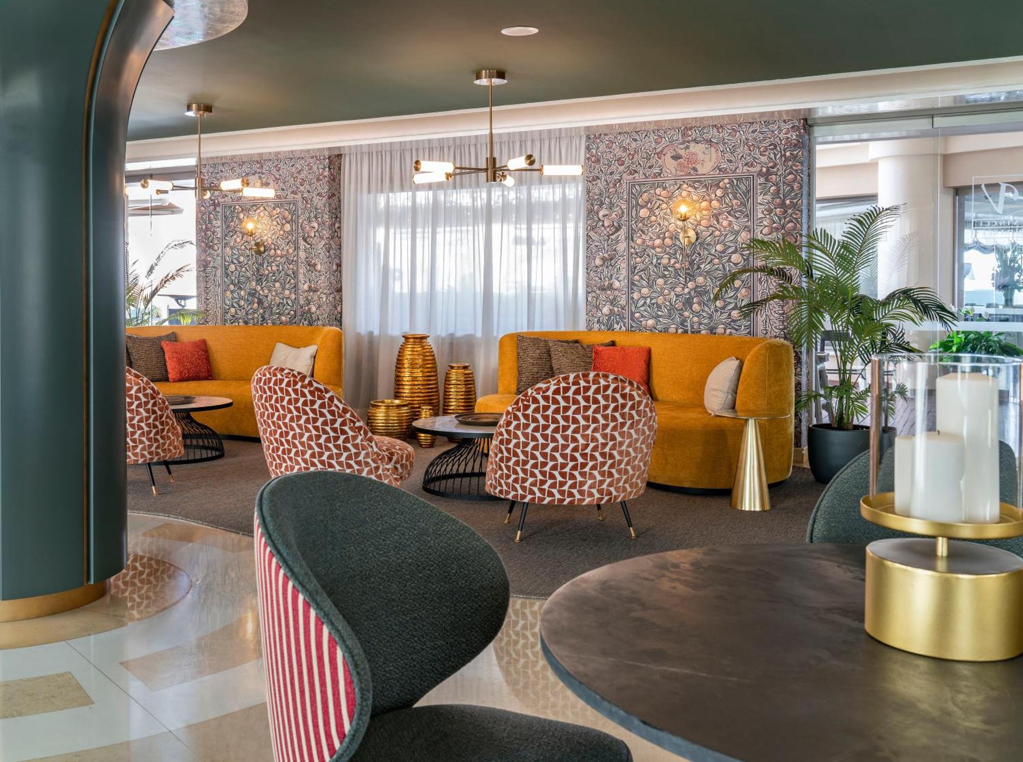 Hotel Vincci Seleccion Aleysa Benalmádena Esterno foto The lounge at the airport