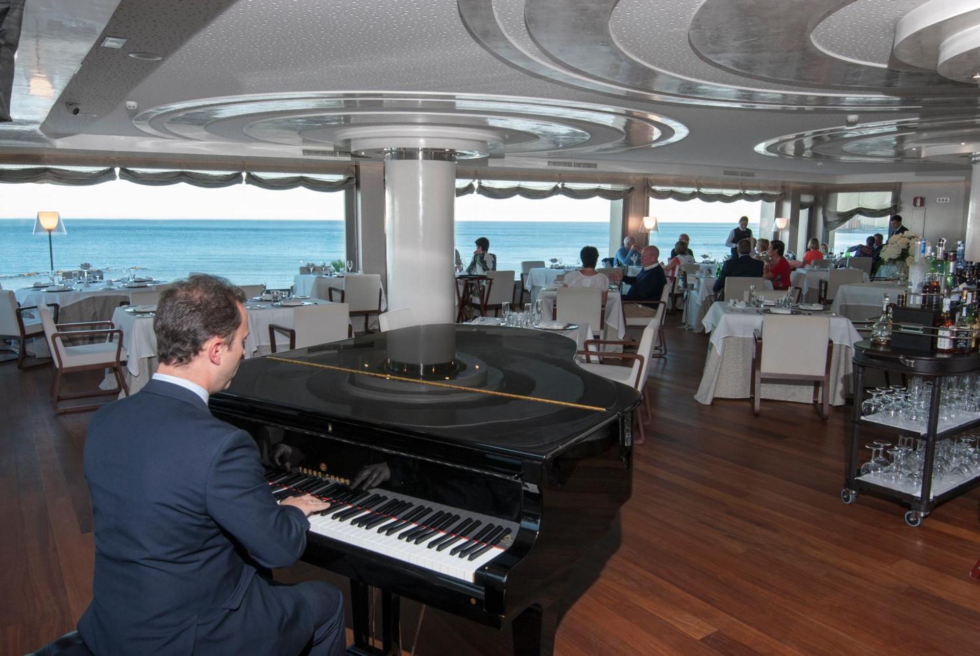 Hotel Vincci Seleccion Aleysa Benalmádena Esterno foto The restaurant on board