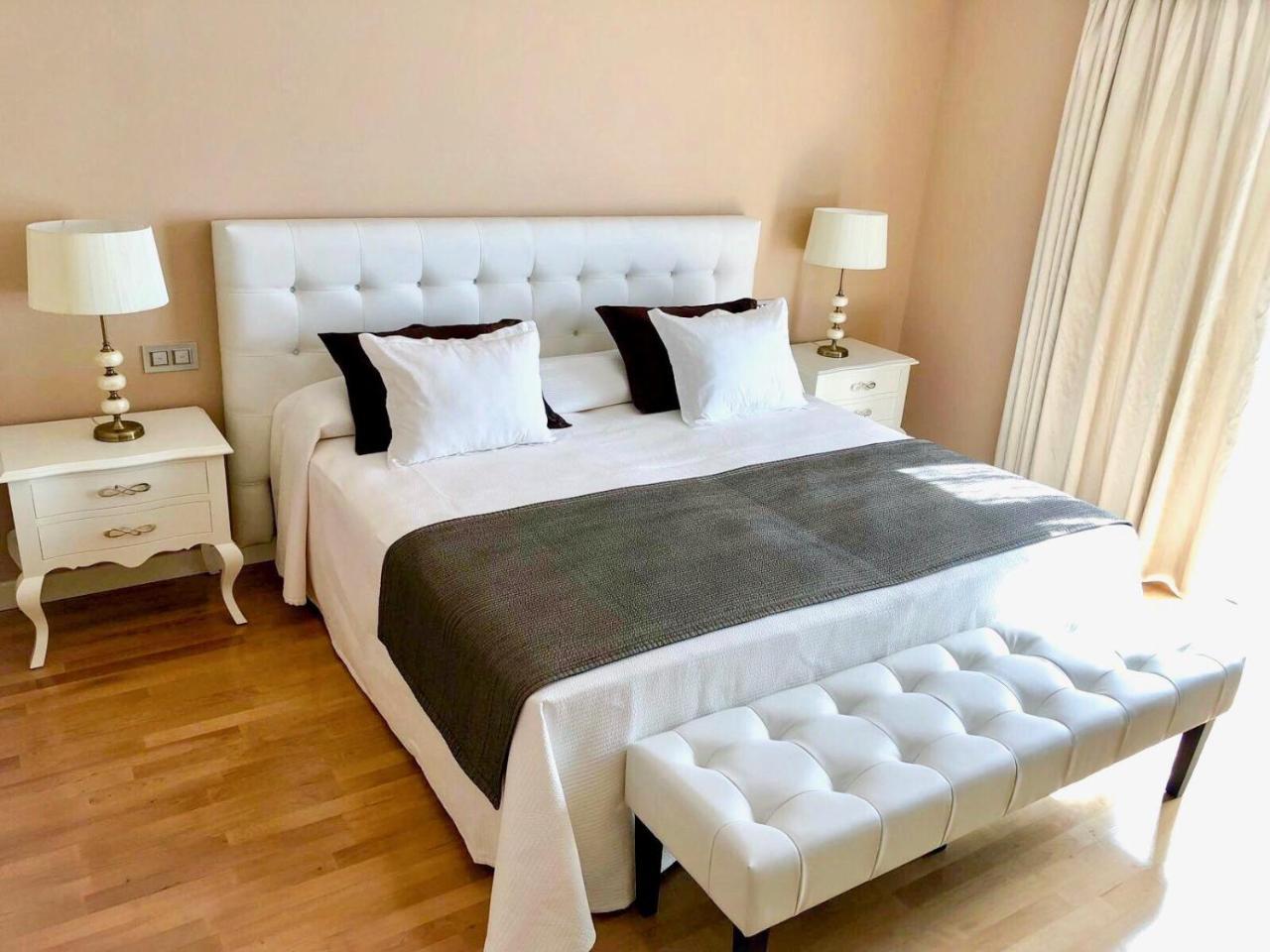 Hotel Vincci Seleccion Aleysa Benalmádena Esterno foto A bed with a bed runner